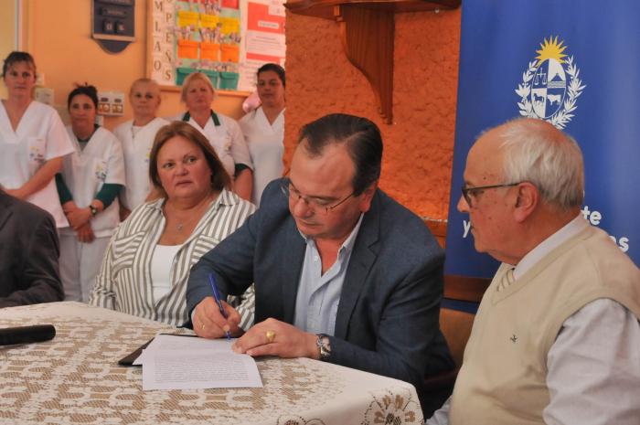 Imágenes de firma convenios sociales y comodato en San José