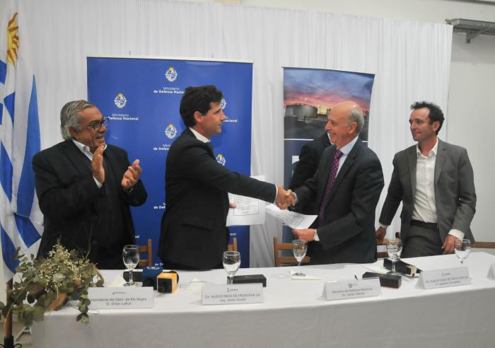 Imágenes de firma de convenio para reformas en el puente de Fray Bentos