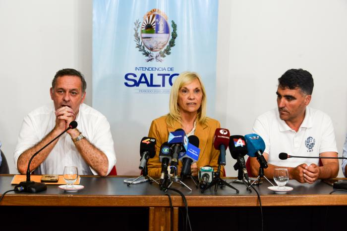 Visita de autoridades a damnificados en Salto