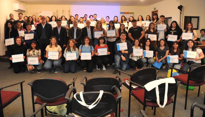 Imágenes de entrega de diplomas a jóvenes del programa Yo Estudio y Trabajo