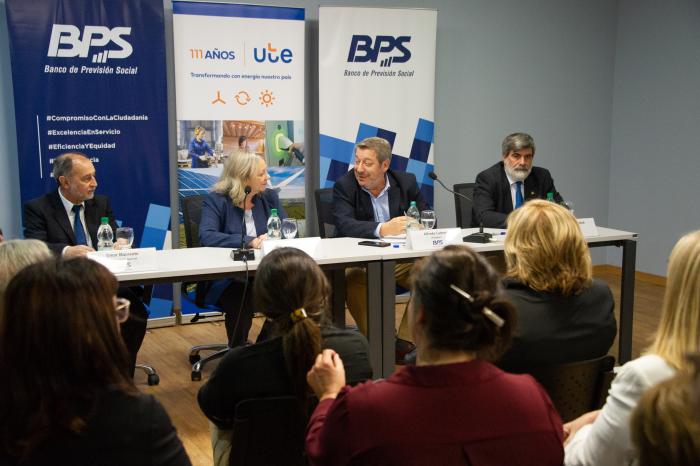 Imágenes de firma de convenio entre BPS y	UTE