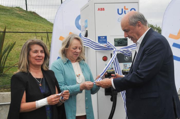 Inauguración de punto de carga rápida para vehículos eléctricos