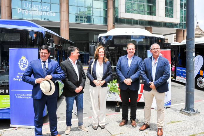 Entrega de ómnibus eléctricos a intendencias departamentales