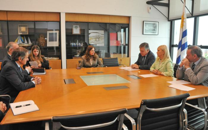 Reunión de autoridades de gobierno con representantes de OIEA