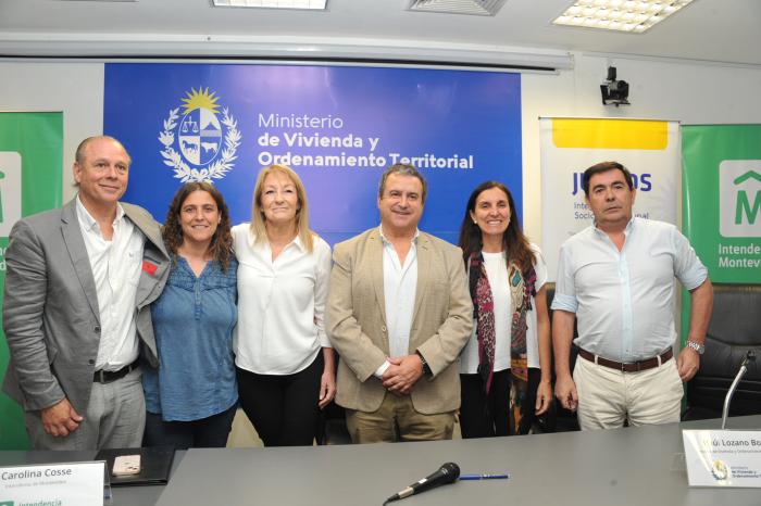 Imágenes de firma de convenio entre Ministerio de Vivienda e Intendencia de Montevideo