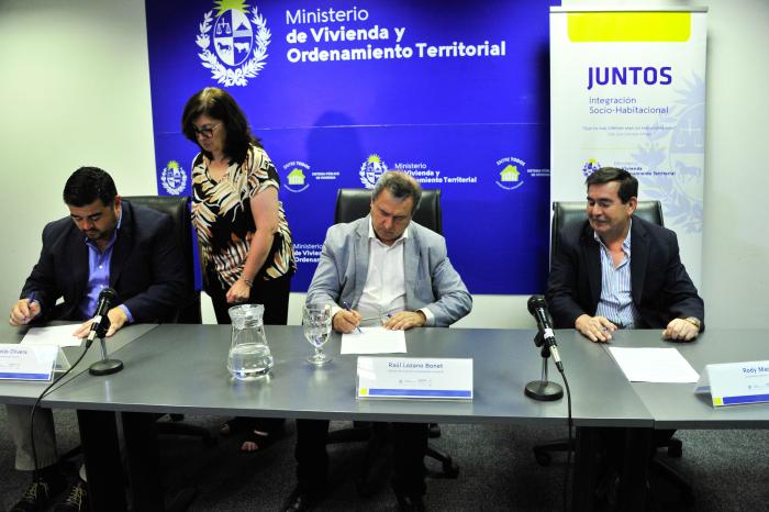 Firma de convenio entre MVOT, plan Juntos e Intendencia de Paysandú
