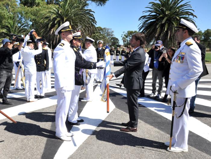 Presidente Lacalle Pou en fin de cursos de la Escuela Naval
