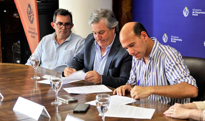 Imágenes de la firma de convenio entre Mides y el INAC