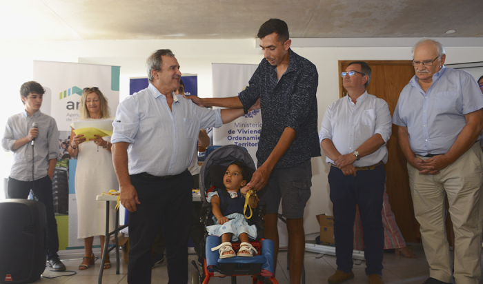 Ministerio de Vivienda entregó 38 apartamentos en San José