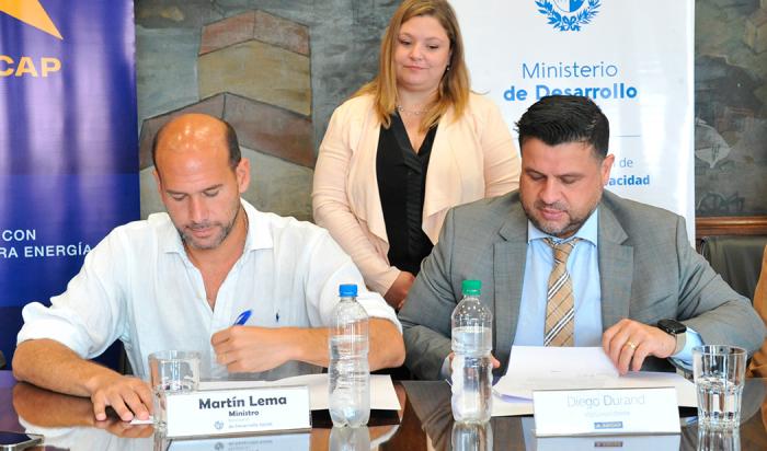 Imágenes de la firma de convenio entre Mides y Ancap