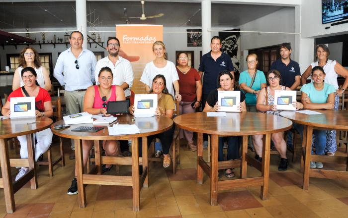 Entrega de computadoras a mujeres rurales en Sarandí Grande