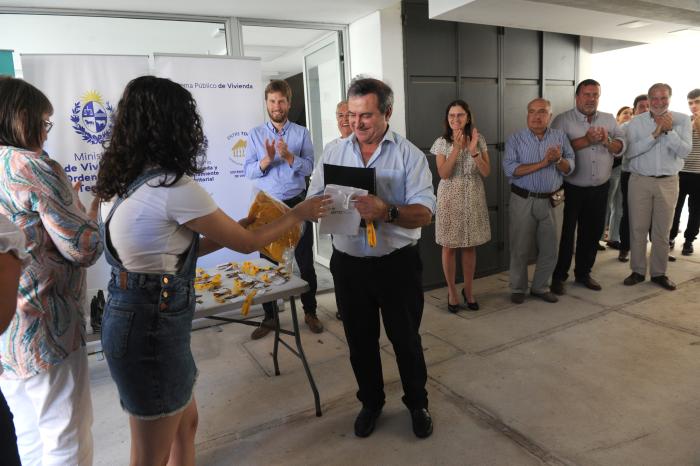 MVOT entregó 40 viviendas en edificio de Montevideo