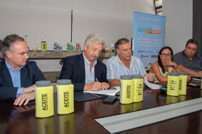 Firma de convenio entre Alcoholes del Uruguay (ALUR) y la Intendencia de Rocha 