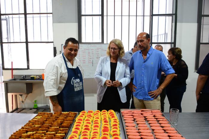 Visita de autoridades de Desarrollo Social a hogar Cardoner