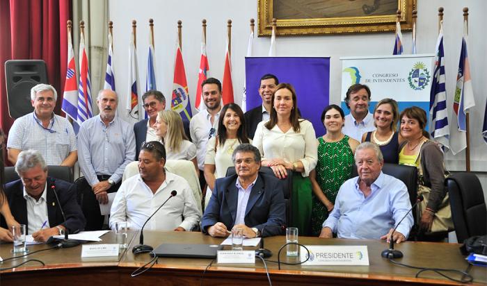 Imágenes de las firmas de convenios entre OPP y gobiernos departamentales