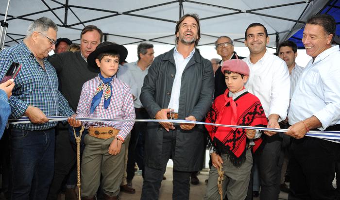 Imágenes del presidente Lacalle Pou en inauguración de puente en Paso del Gordo