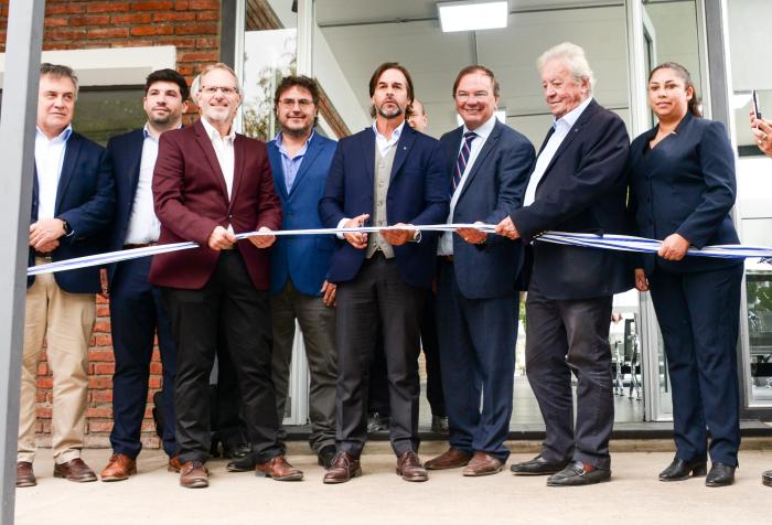 Presidente Lacalle Pou en inauguración de terminal de pasajeros en Nueva Palmira