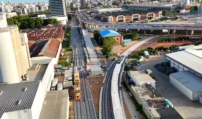 Ingreso del primer tren de UPM 2 al puerto de Montevideo