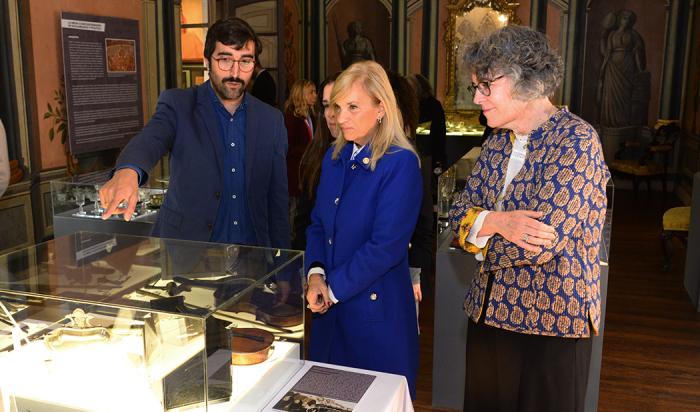 Imágenes de la presidenta en ejercicio, Beatriz Argimón, en exposición en Casa de Lavalleja