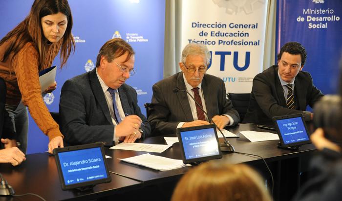 Ceremonia de firma de convenio entre MTOP, Mides y UTU