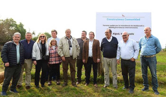 Ceremonia de donación de terrenos en Maldonado
