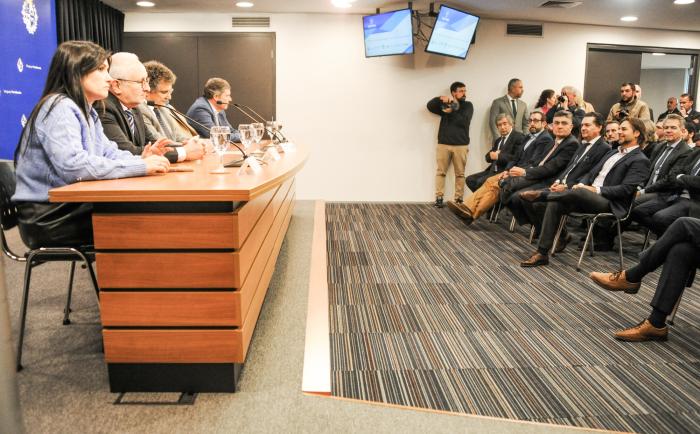 Presidente Lacalle Pou en firma de convenio del programa +Talentos