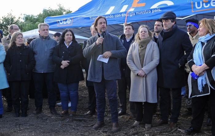 Presidente Lacalle Pou en inauguración de obras de electrificación en Barrio San Miguel
