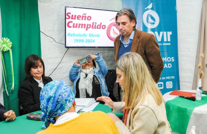 Entrega de 24 escrituras colectivas de viviendas de Mevir