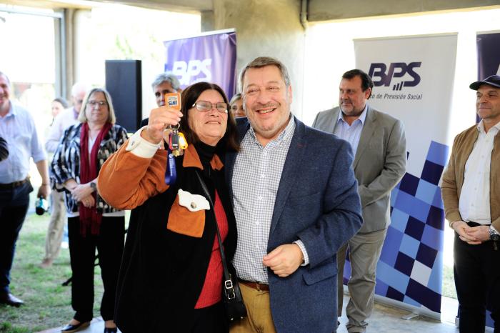Entrega de viviendas para jubilados y pensionistas del BPS en Salto