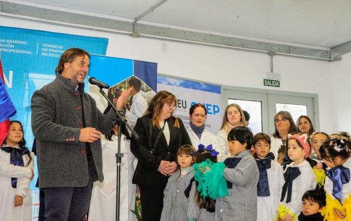 Presidente Lacalle Pou en inauguración de escuela de tiempo completo en Villa García
