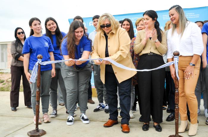 Inauguración del edificio del liceo rural de Tupambaé