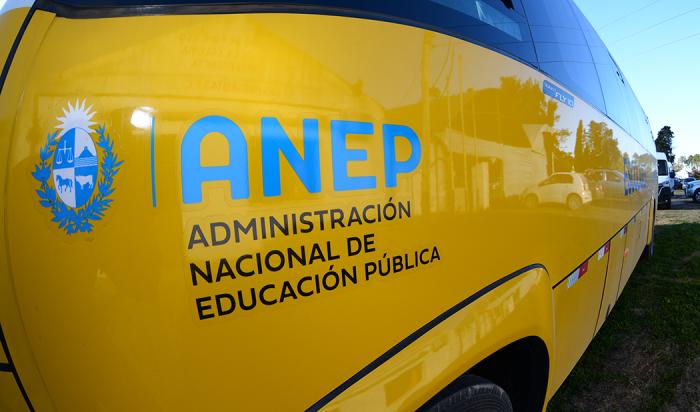 Entrega de un ómnibus para traslado de estudiantes de ANEP en Río Negro