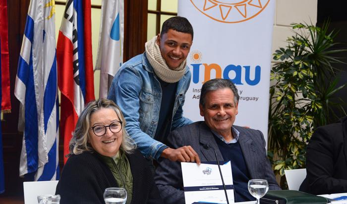 Imágenes de entrega de certificados de capacitación en INAU