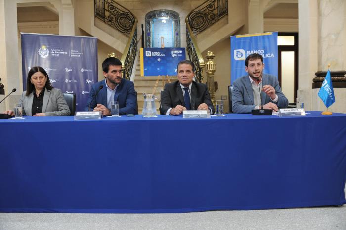 BROU, MIDES e INJU presentaron MIBROU Tarjeta Joven