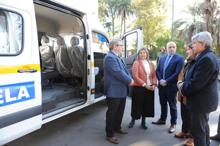 BPS entregó vehículo adaptado a institución educativa para trasladar jóvenes con discapacidad