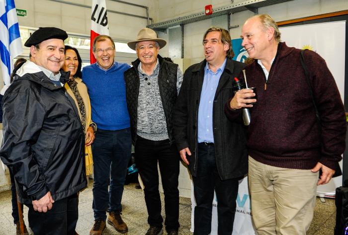 Mevir inauguró 17 viviendas sustentables en madera en Las Flores que beneficiará a 70 personas