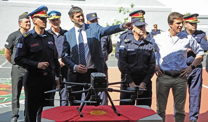 Entrega de equipamiento a la Dirección Nacional de Bomberos