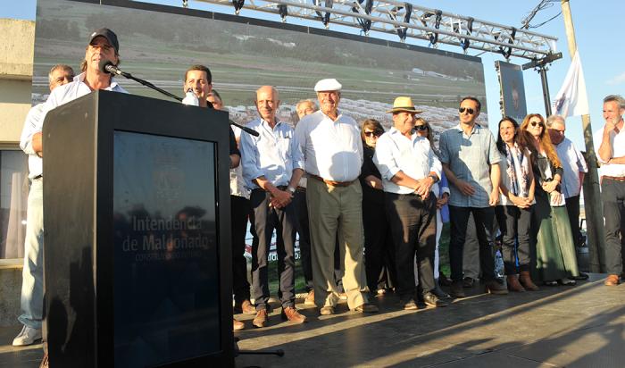 Presidente Lacalle Pou en demolición de última construcción del asentamiento Kennedy