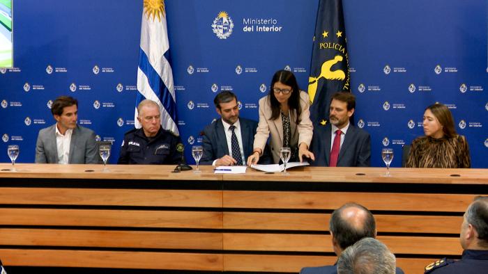 Firma de contrato para construcción de cárcel para mujeres