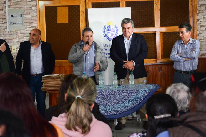 Entrega de títulos de propiedad de viviendas del MVOT