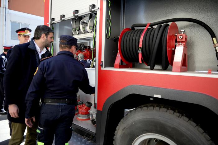 Entrega de 5 camiones a la Dirección Nacional de Bomberos
