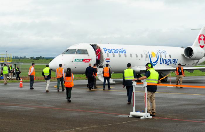 Recepción de vuelo inaugural de ruta Montevideo-Salto