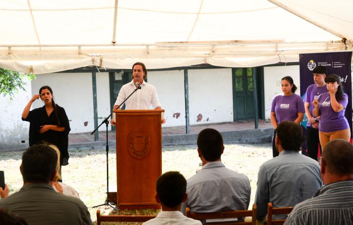 Presidente Lacalle Pou en instalaciones del centro Ni Silencio Ni Tabú, en Río Negro