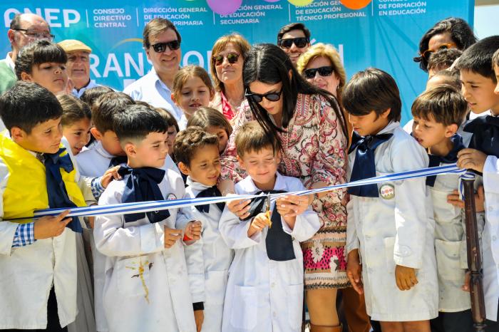 Inauguración de escuela en Pinepark, Canelones