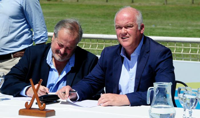 Firma de convenio social entre MTOP y la Fundación Uruguaya de Hockey