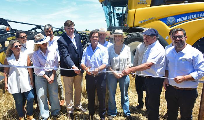 Presidente Lacalle Pou en inauguración de cosecha de trigo en Soriano