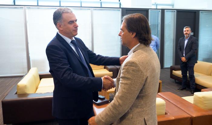 Presidente Lacalle Pou recibiendo al mandatario electo, Yamandú Orsi