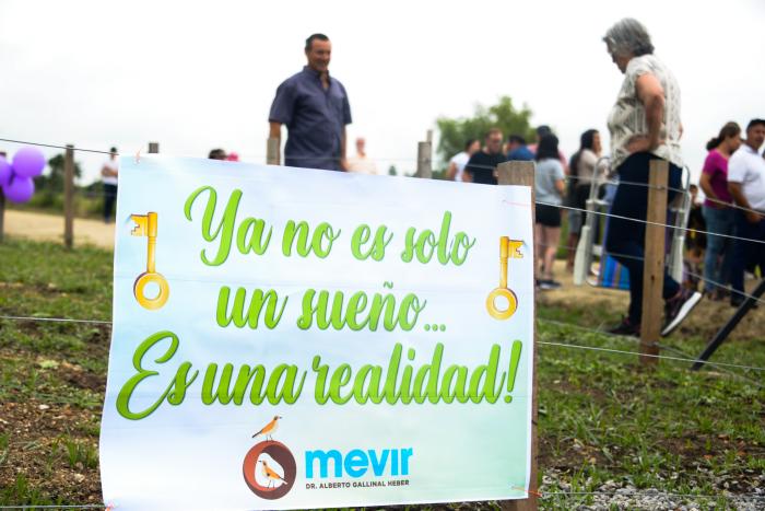 Entrega de soluciones habitacionales en Cerro Carmelo, Colonia
