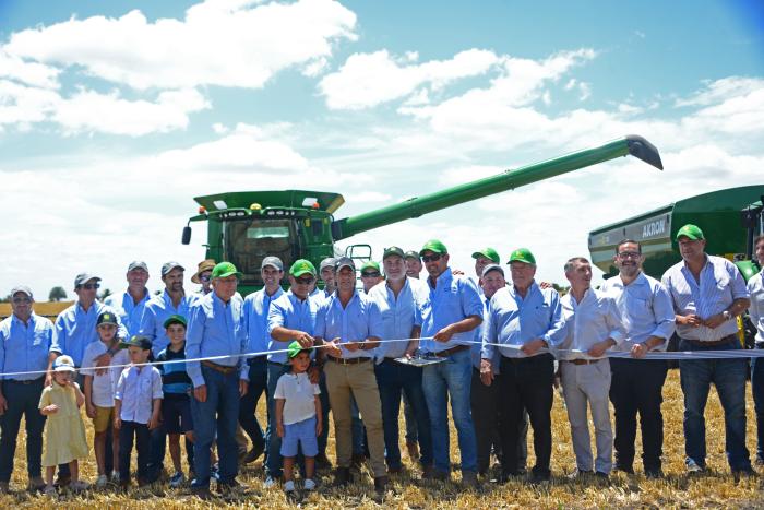 Presidente Lacalle Pou en inauguración de cosecha de cebada en Colonia