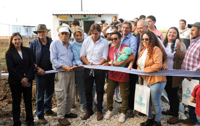 Presidente Lacalle Pou en inauguración de Mevir en Río Negro